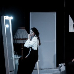 نمایش خاکستر به خاکستر | عکس