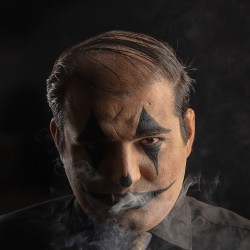 نمایش رقص یک بیگانه روی نت های تحقیر | عکس