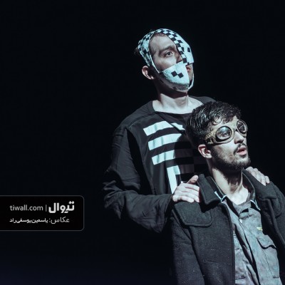 گزارش تصویری تیوال از نمایش بیرون پشت در / عکاس: یاسمین یوسفی راد | عکس