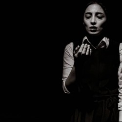 نمایش من، او، آن | عکس