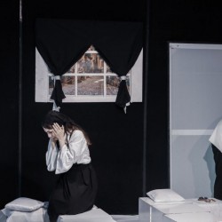 نمایش خاکستر به خاکستر | عکس