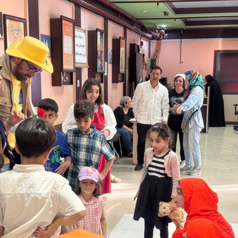 سفیر فرهنگی سفارت کوبا: تئاتر مشارکتی فبکی گروه نارنجی برای کودکان بسیار ارزشمند است. | عکس