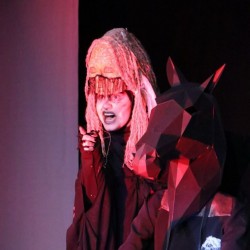 نمایش اسب‌های طاعون | عکس