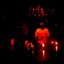 نمایش مردی با گربه‌ی عروسکی | عکس