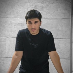 نمایشنامه‌خوانی پذیرایی زیر شلاق کش باران | عکس