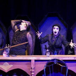 نمایش مغازه خودکشی | عکس