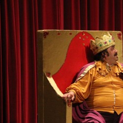 نمایش لباس جدید پادشاه | عکس