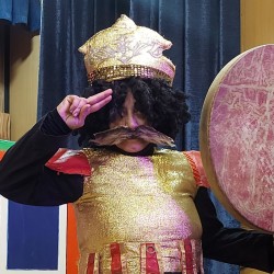 نمایش نیم وجبی | عکس