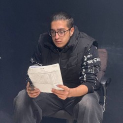 نمایشنامه‌خوانی جنگ هدیه ای برای تولد یک انسان | عکس