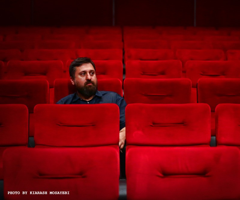 آروند دشت‌آرای «ماهی بلژیکی» را روی صحنه می‌برد | عکس