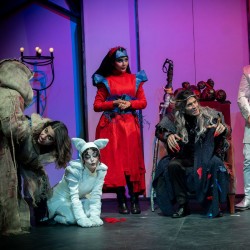 نمایش خانه دراکولا | عکس