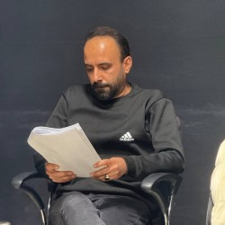 نمایشنامه‌خوانی جنگ هدیه ای برای تولد یک انسان | عکس