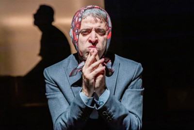 نمایش به یک قاتل ساده نیازمندیم | مخاطب خودش را در این نمایش می‌بیند؛ «به یک قاتل ساده نیازمندیم»! | عکس