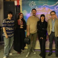 نمایش یک روز آفتابی | نمایش «یک روز آفتابی» به نویسندگی اسلاومیر مروژک و کارگردانی درسا آقائی، با حضور جمع گسترده‌ای از هنرمندان، در تماشاخانه هما روی صحنه رفت. | عکس