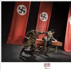 نمایش مرگ هیتلر به روایت تلفنچی! | عکس