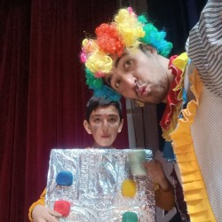 نمایش کاغذ زباله نیست | عکس