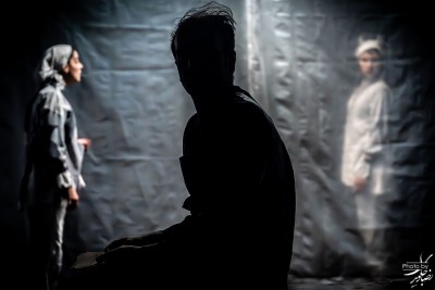 نمایش مَرد مصلوب به گاو مُرده | نقد بابک پرهام برنمایش 