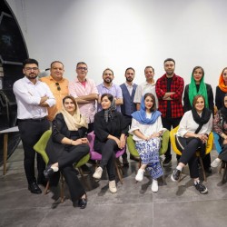 نمایشنامه‌خوانی رایلی ویرگولی و نابغه نقلی | عکس