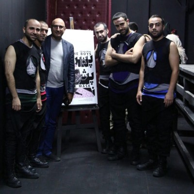 نمایش پسرهای پشت نقاب | منصور ضابطیان به تماشای «پسرهای پشت نقاب» نشست | عکس