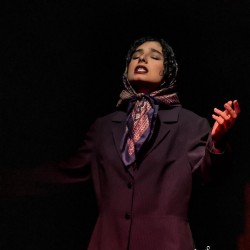 نمایش عالیجناب ام یک | عکس