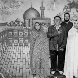نمایش در آغوش مه | عکس