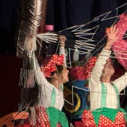 نمایش دهکده توت فرنگی | عکس