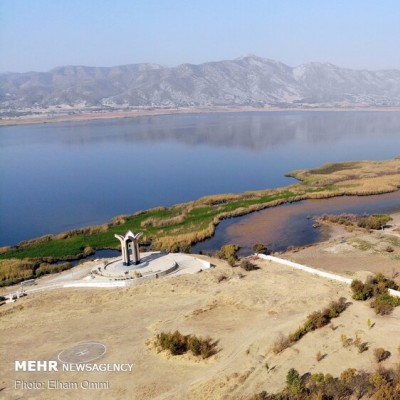 زریوار؛ بزرگترین چشمه آب شیرین ایران | عکس