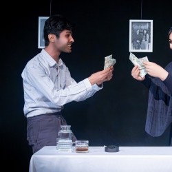 نمایش میهمان تو خالی | عکس