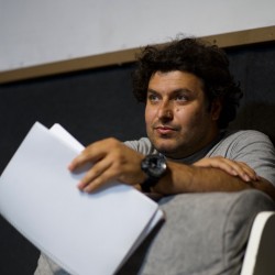 نمایش قانون گروتو | عکس