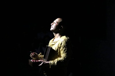 نمایش فقط خدا | only god | «فقط خدا… onlyGod»؛ در جست‌وجوی معنا در عصر تنهایی انسان معاصر | عکس