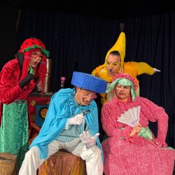 نمایش دهکده توت فرنگی | عکس