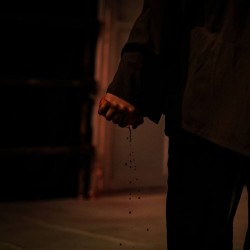 نمایش در اتاق باد می‌وزد | عکس