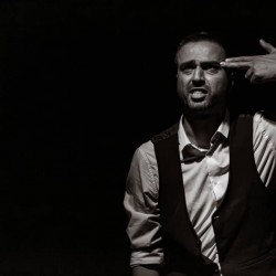 نمایش من، او، آن | عکس