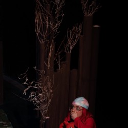 نمایش مردی با گربه‌ی عروسکی | عکس