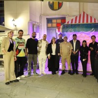 نمایش یک روز آفتابی | نمایش «یک روز آفتابی» به نویسندگی اسلاومیر مروژک و کارگردانی درسا آقائی، با حضور جمع گسترده‌ای از هنرمندان، در تماشاخانه هما روی صحنه رفت. | عکس