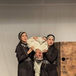 نمایش آنسوی افسانه | عکس