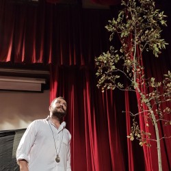 نمایش ساعت عمو اسکندر | عکس