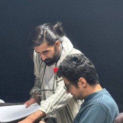 نمایشنامه‌خوانی جنگ هدیه ای برای تولد یک انسان | عکس