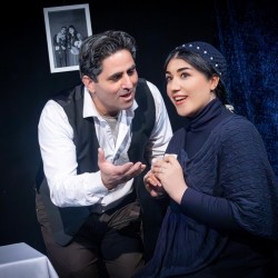 نمایش میهمان تو خالی | عکس