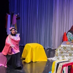 نمایش مهمان جا مانده | عکس