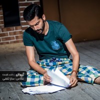 نمایش پر، یا داستان منحصر به فرد نویسنده ای که تا گردن زیر پتوی منحصر به فردش... | گزارش تصویری تیوال از نمایش پر، یا داستان منحصر به فرد نویسنده ای که تا گردن زیر پتوی منحصر به فردش... / عکاس:‌سارا ثقفی | عکس