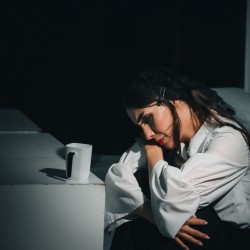 نمایش خاکستر به خاکستر | عکس