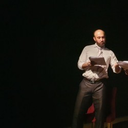 نمایشنامه‌خوانی دو نمایشنامه از آندره پراگا (اتاق انتظار، داستان یک پیراهن و یک ویلون) | عکس