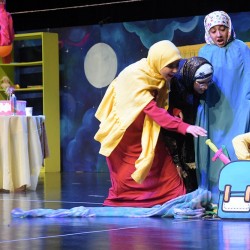 نمایش دنیا و یک روز عجیب | عکس