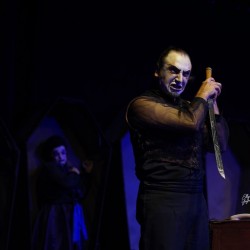 نمایش مغازه خودکشی | عکس