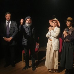 نمایشنامه‌خوانی دو نمایشنامه از آندره پراگا (اتاق انتظار، داستان یک پیراهن و یک ویلون) | عکس