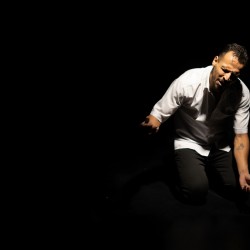 نمایش من، او، آن | عکس