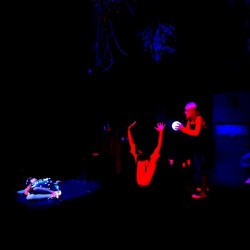 نمایش مردی با گربه‌ی عروسکی | عکس