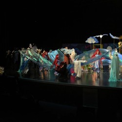 نمایش دنیا و یک روز عجیب | عکس