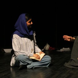 نمایش تک گویی‌های زنانه بر اساس حروف الفبا | عکس